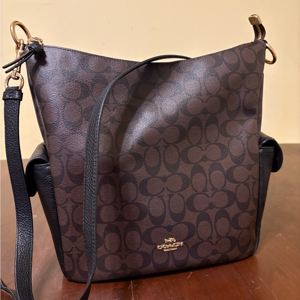 Medium size coach purse, excellent like new condition